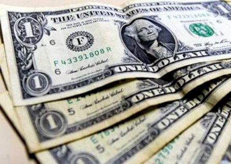 Dólar fecha abaixo de R$ 5 pela primeira vez em mais de dois anos