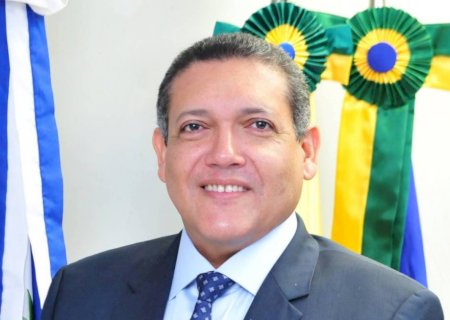 Em prisão domiciliar, Bolsonaro é convidado para posse de Nunes Marques
