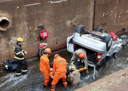 Após sair de plantão, enfermeira sofre acidente e carro cai em córrego