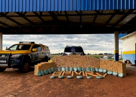 Maracaju - Motorista 'joga' carro contra viatura, foge em milharal e abandona 1t de maconha