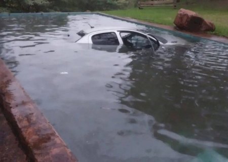 Fuga termina em tragédia na fronteira e mulher morre após carro cair em piscina