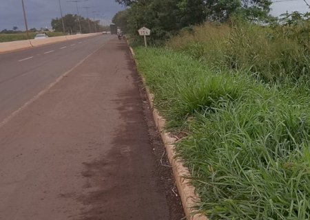 Itaporã - Veículo sai da pista após motorista perder controle próximo à rotatória da Guacira