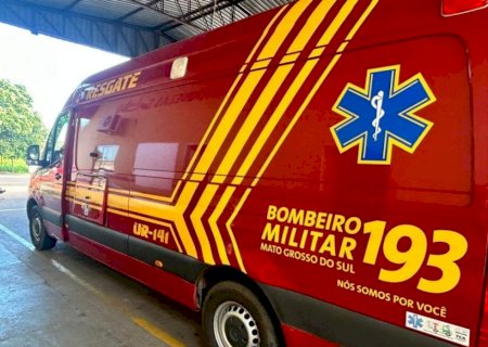 Homem fica com ferragem encravada na coxa ao tentar pular portão