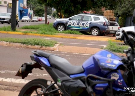 Homem joga moto furtada contra viatura da PM e foge correndo a pé no Colúmbia
