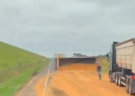 Carreta tomba na MS-480 e carga fica espalhada pela pista (vídeo)
