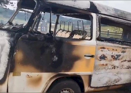 Kombi escolar pega fogo e menina sofre queimaduras em fazenda de MS