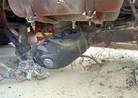 Acidente entre carreta e motocicleta deixa uma pessoa morta em Dourados