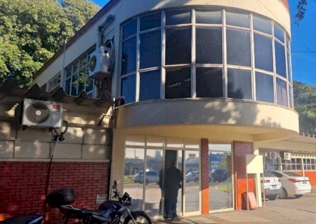 Quatro viaturas: promotor e policiais reviram secretaria de Obras