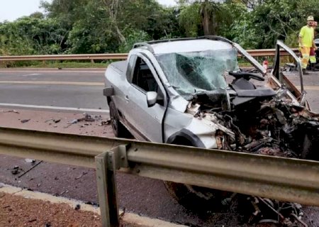 Jovem morre em batida frontal entre picape e caminhonete na BR-163 em Rio Negro