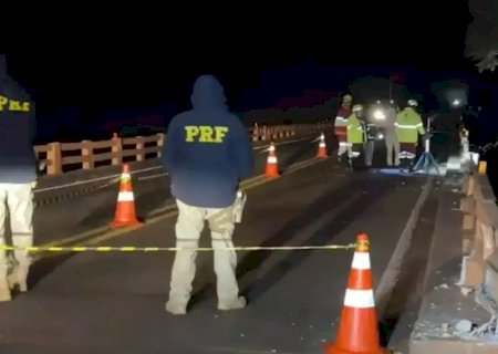 Motorista tomba caminhão caçamba em ponte do Rio Vacaria