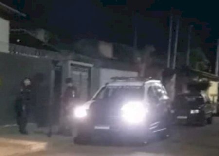 Homem ameaça pais, ataca policiais com faca e morre em confronto