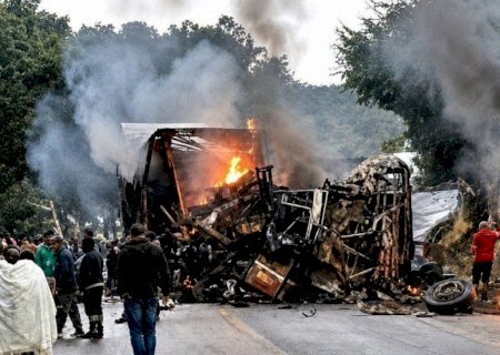 Tragédia - Acidente entre ônibus e carreta deixa ao menos oito mortos em rodovia de MG