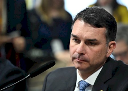 Flávio Bolsonaro pede CPMI do Master e diz que quer ouvir Vorcaro na comissão