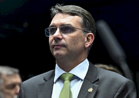 Flávio Bolsonaro articula visita à Casa Branca para agenda com Trump, dizem assessores