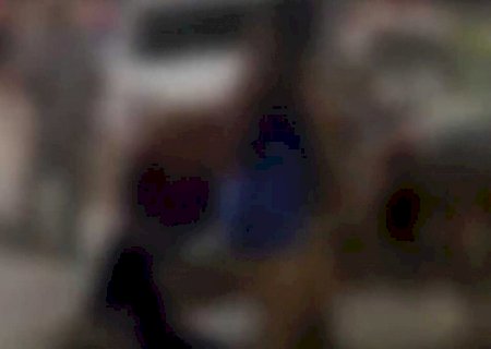 Mulheres rolam na lama e trocam puxões de cabelo no centro de Aquidauana (