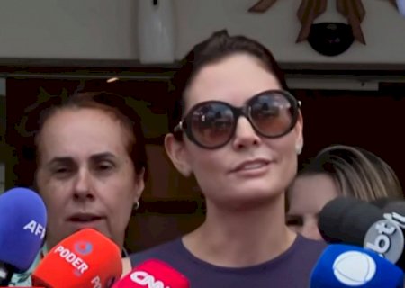 ‘Tem que perguntar para Flávio’, diz Michelle sobre crise com mensagens a Vorcaro
