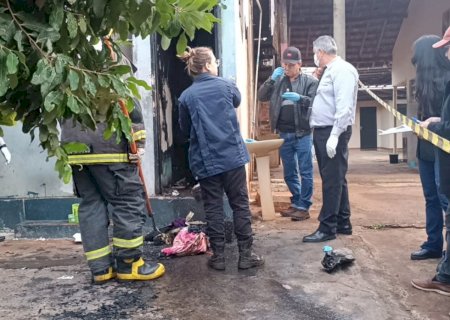 Homem morre durante incêndio em banheiro de comércio em Dourados