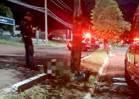 Motociclista morre após colidir com canteiro central de avenida