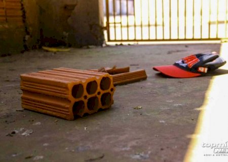 Homem agride mulher com tijolada na cabeça em aldeia de Dourados