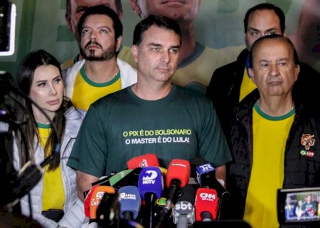 Após meses atacando Banco Master, Flávio Bolsonaro admite pedido de dinheiro a Vorcaro