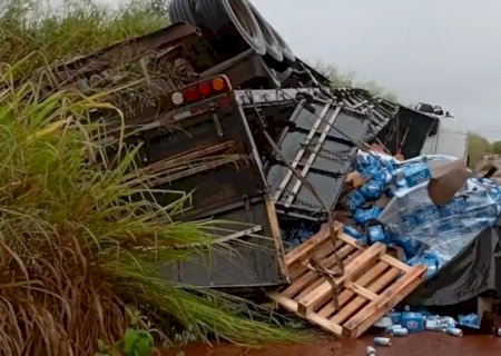 Carreta tomba e deixa carga de cerveja espalhada na MS-276