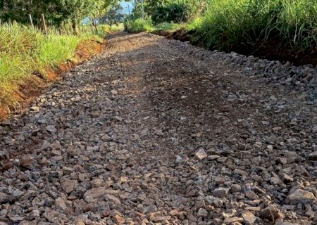 Prefeitura avança com cascalhamento em estradas vicinais da Reserva Indígena