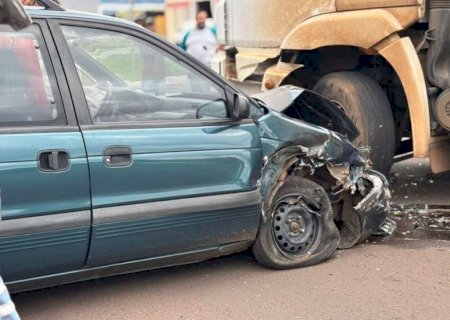 Batida entre carro e carreta deixa veículo destruído e interdita a Consul Assaf Trad
