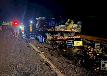 Rio Brilhante - Carreta atinge caminhão e em seguida tomba na BR 163