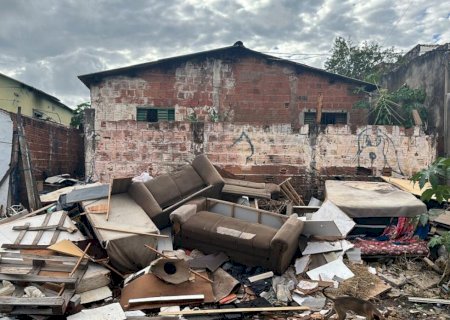 Polícia encontra larvas e animais em meio a lixo acumulado e prende homem