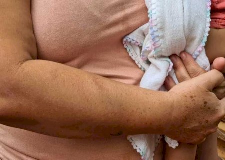 Mulher nega sexo ao marido e é agredida com filho no colo