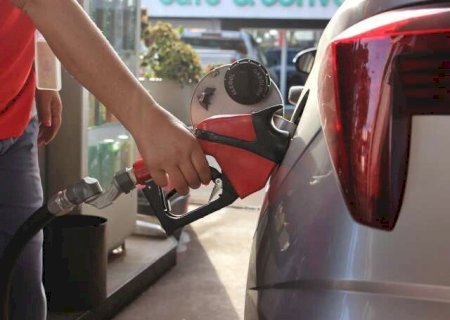 Petrobras reajusta gasolina, mas subsídio limita alta a R$ 0,03 na bomba