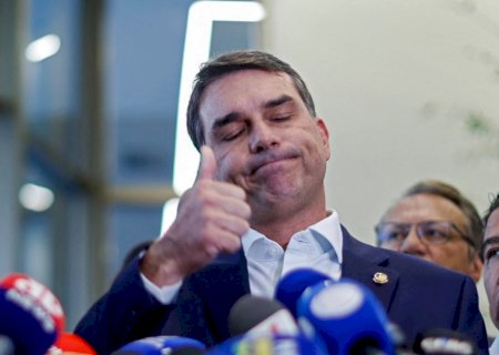 Flávio Bolsonaro diz usar colete à prova de balas por segurança