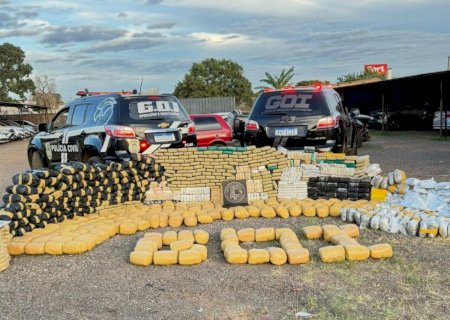 Carga de quase 900 kg maconha e cocaína é descoberta em casa usada pelo tráfico
