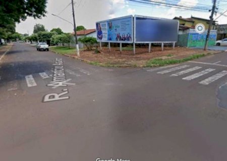 Motorista fura sinal, destrói carro e é preso por dirigir bêbado em Dourados