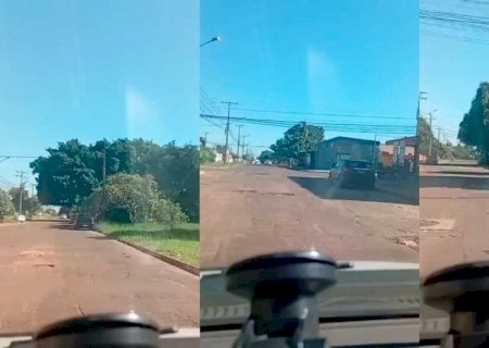 Ruas esburacadas revoltam moradores na Mata do Jacinto: 'queijo suíço' (vídeo)