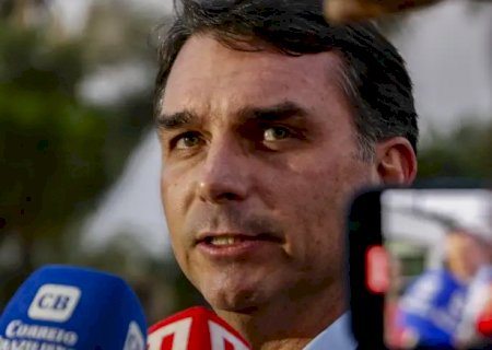 Flávio Bolsonaro acusa Moraes de articular inelegibilidade de Eduardo Bolsonaro