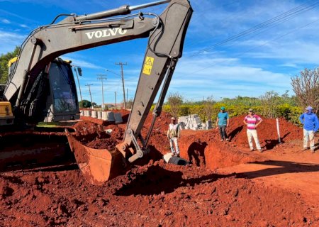 Itaporã - Tiago Carbonaro inicia obras de drenagem e pavimentação em Piraporã após mais de 60 anos de espera