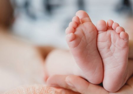 Pai perde o controle, agride bebê de 9 meses e criança morre em UPA