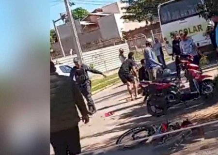 Passageira de bicicleta elétrica fica em estado grave ao ser atingida por ônibus durante conversão