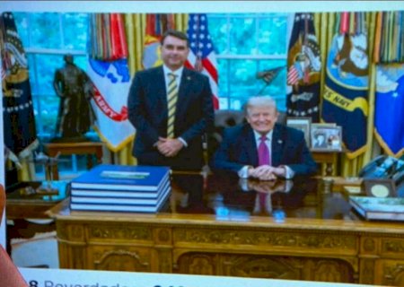 Trump posta foto com Flávio Bolsonaro horas após proposta de tarifaço |