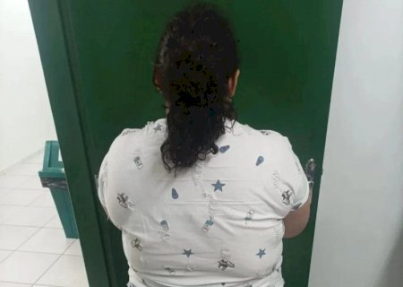 Mulh3r de 37 anos finge ter 12 e é presa por estelionato um ano após ser adotada por família