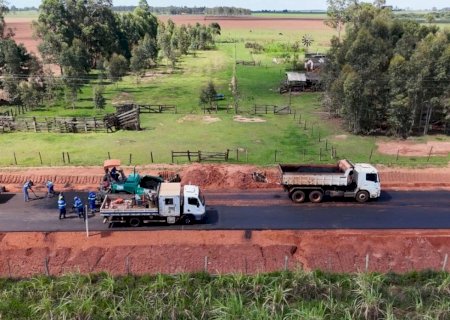 Nelsinho Trad garante recursos para pavimentação de estradas rurais 