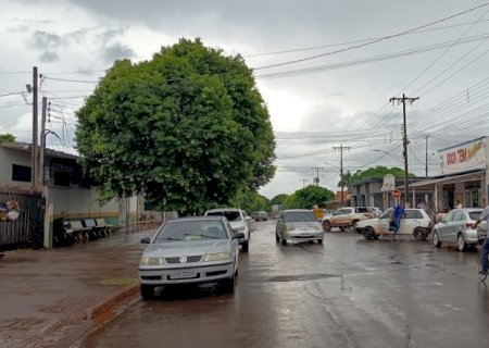 Manhã de sábado começa com chuva e frio em Itaporã; confira a previsão do tempo
