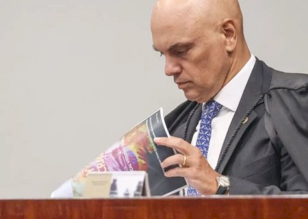 Moraes dá 24 horas para Bolsonaro explicar arma apreendida em blitz
