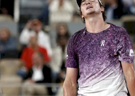 João Fonseca luta, mas dá adeus a Roland Garros após revés para Mensik