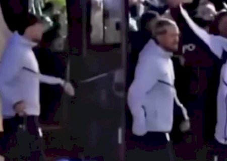 Arrascaeta é flagrado mancando após descer de ônibus do Uruguai; veja o vídeo
