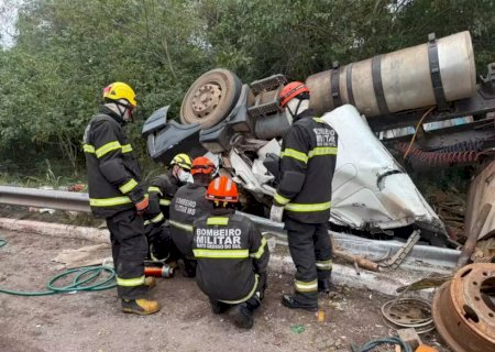 Carreta tomba em rodovia e motorista morre