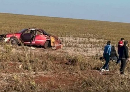 Mulher morre ao ser arremessada de carro durante capotamento na MS-386