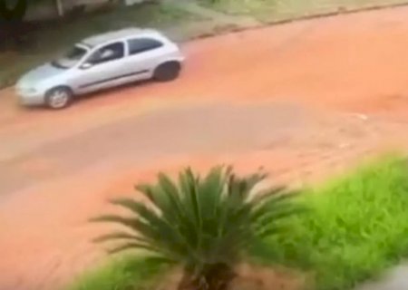 Dupla é presa após roubar e tentar arrastar mulher para dentro de carro