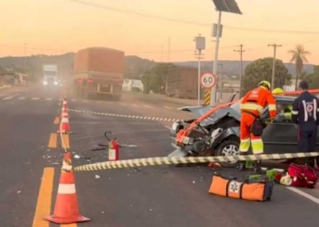 Batida entre carreta e carro deixa motorista preso às ferragens em Rio Verde